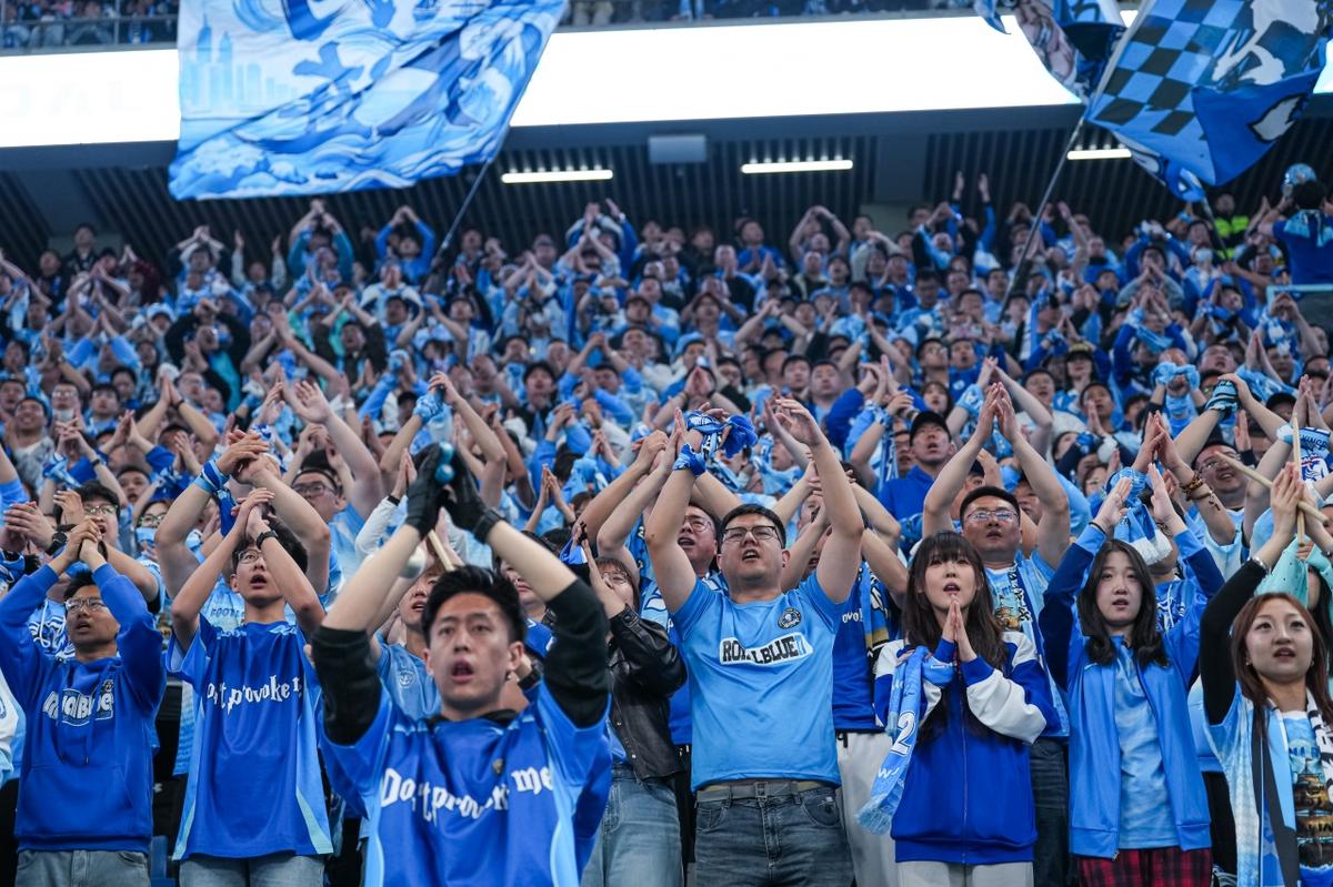 记者：邵佳一等人出席第一届全国足球人工智能创新交流大会